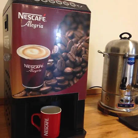 מלון דירות Almond Hill 2*